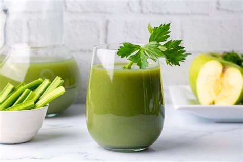 Um Copo De Sumo De Azeitona Verde Bebida De Azeite Preparada Para