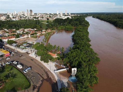 Após rios transbordarem devido às fortes chuvas Rondonópolis realiza