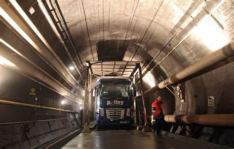 Calais Il Traverse Le Tunnel Sous La Manche Pied Et Obtient L Asile