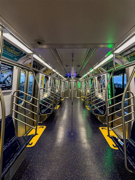 I Tanto Attesi Vagoni Della Metropolitana R211 Sui Binari Di New York