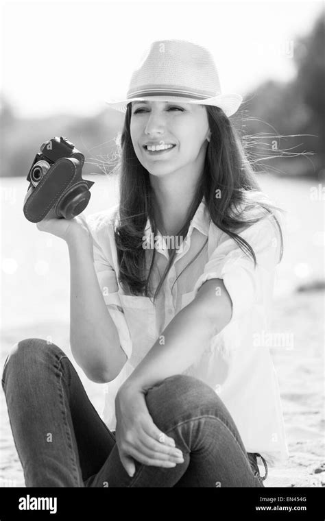 Vintage Mujer Mirando A La Cámara Imagen En Blanco Y Negro Imágenes De