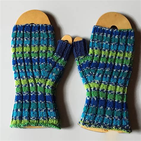 Ravelry: TheCraftyTyke's Peacock Pioneer Gloves