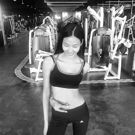 CHẠM NÚT RỐN sao hot girl là con nghiện của thời trang khoe rốn