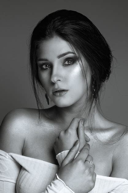 Premium Photo Studio Portrait Of Glamorous Brunette Woman With Glowing Skin And Naked