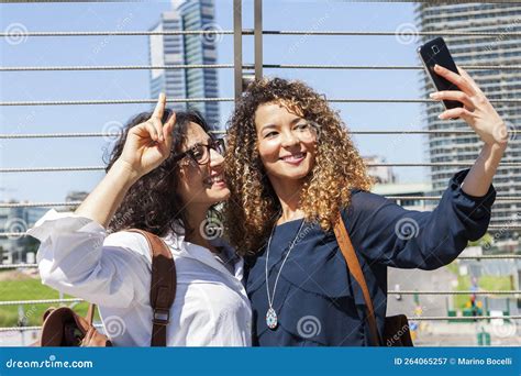 Deux Belles Filles Souriantes Prend Un Selfie Image Stock Image Du