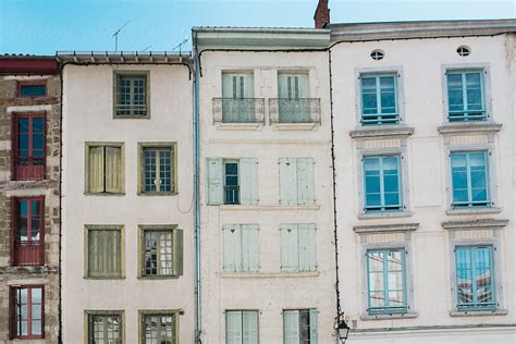 «Buildings With Lots Of Windows In France» del colaborador de Stocksy ...