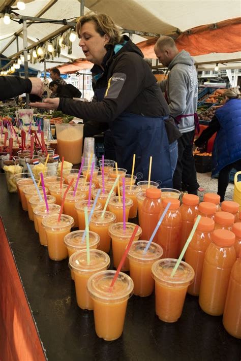 Vendendo O Suco De Laranja Fresco No Mercado Foto Editorial Imagem De