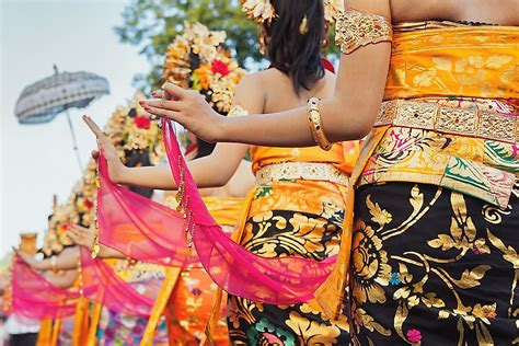 Indonesian Traditional Clothing - WorldAtlas.com