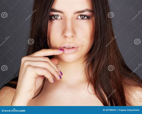 Belle Jeune Femme Cuir De Jupe De Fille De Brunette Image Stock Image Du Mode Charme