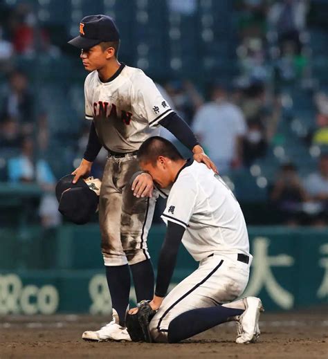 ＜市船橋・興南＞ 9回1死満塁、興南・安座間は市船橋の代打・黒川に押し出しの死球を与え泣き崩れる （撮影・後藤 大輝） ― スポニチ