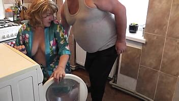 Viejo y joven Sexo duro La sexy MILF rubia Frina decidió lavar ropa y ropa interior En ese