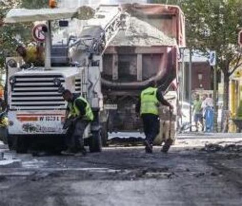 Treballs Denquitranament En Un Tram Del Carrer Prat De La Creu