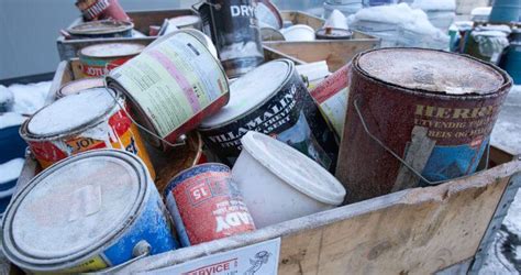 Separate paint remainders from buckets with screw compactor