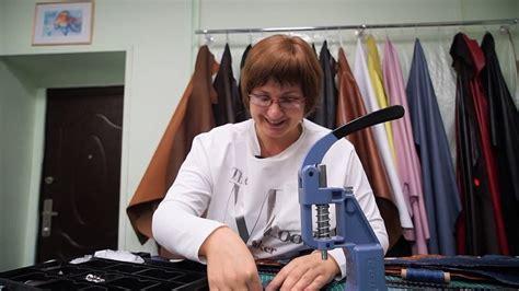 Новосибирец делает одежду, обувь и сумки из рыбьей кожи
