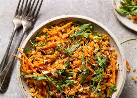 Kurkuma Linsen Salat Mit Minze Karotte Paprika Und Rucola