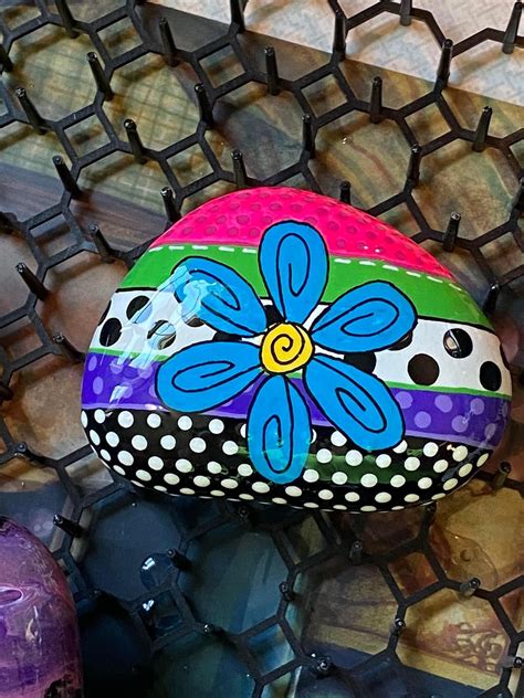 35 Super Colorful Flower Painted Rocks For Inspiration Artofit