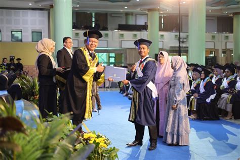 Rektor UII Mewisuda 717 Lulusan Universitas Islam Indonesia