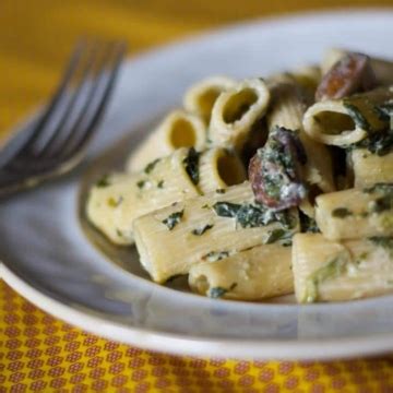 Creamy Rigatoni Pasta With Portobello Mushrooms And Spinach