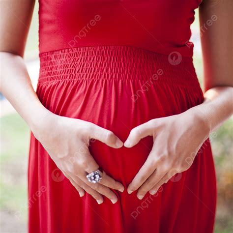 Fondo Imagen De Una Futura Madre Acariciando Su Abdomen Con Un Emblema