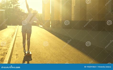 Una Adolescente Libre Aprende A Montar En Patineta En La Calle Bajo El