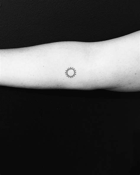 19 Minimalistic Tattoos By Famous Jonboy Tatoeageonwerpen Tatoeage