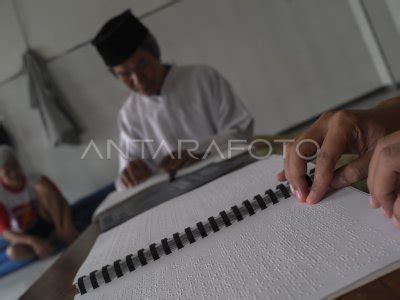 Tadarus Ramadan Dengan Huruf Braille Antara Foto