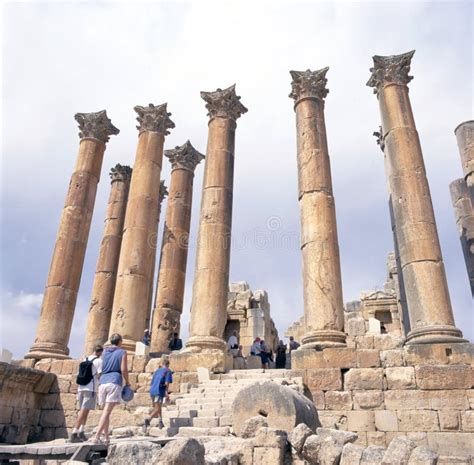 Los Turistas Visitan Las Ruinas De La Antigua Ciudad Romana De Jerash