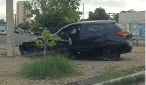 Carro Sobra Em Curva E Colide Contra Poste Na Zona Sul De Teresina