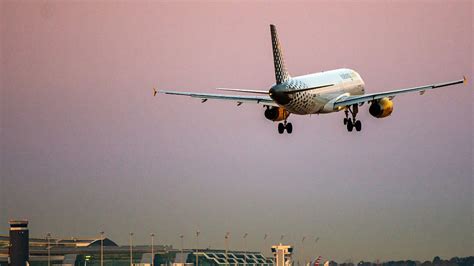 Alerta En El Aeropuerto Del Prat Por Un Paquete Con Material