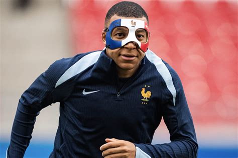 La toute première image de Mbappé masqué