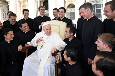 El Papa Francisco Recibe A Los Nuevos Sacerdotes Legionarios De Cristo