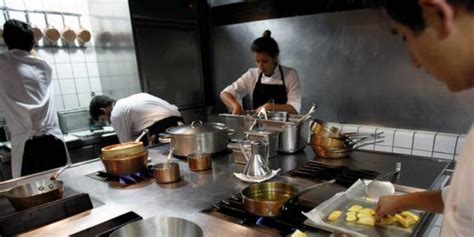 Discapacitados reviven la cocina de Santi Santamaría en un restaurante