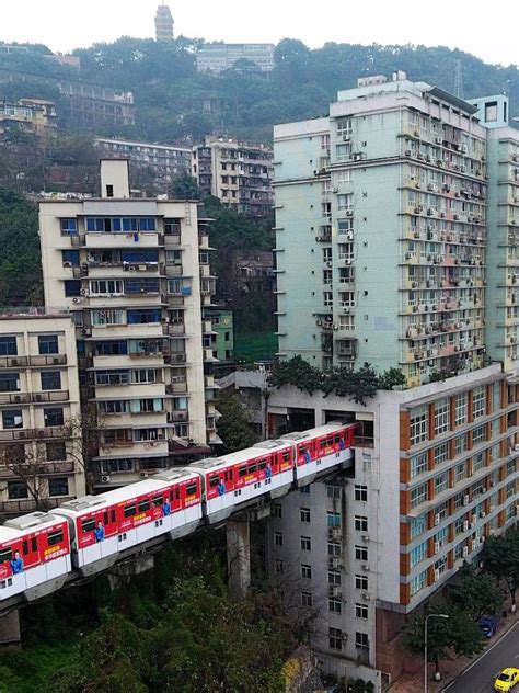 Este trem passa no meio de um prédio de 19 andares na China