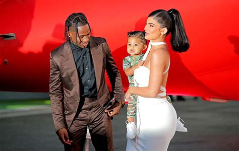 Kylie Jenner divulga foto do aniversário de Stormi ao lado de Travis Scott