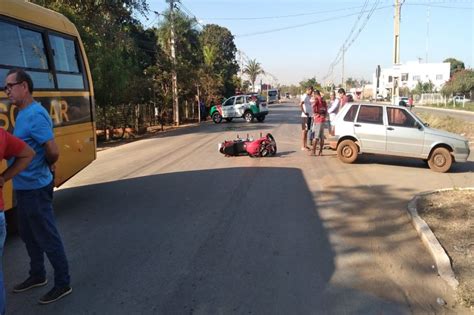 MidiaNews Motociclista tenta ultrapassagem e é atropelado por ônibus