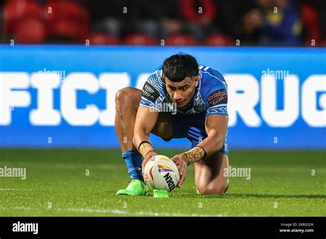 Stephen Crichton of Samoa lines up the ball during the Rugby League ...