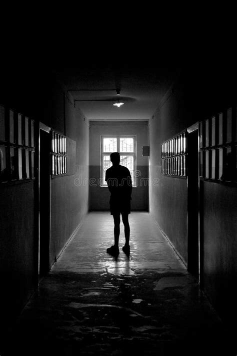 Homme Se Tenant Dans Le Couloir Sombre Photo stock éditorial Image du