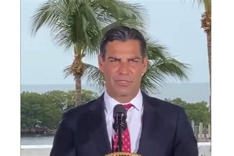 El Alcalde De Miami Enfurece Con Pepillo Origel Por Vacunarse Contra El