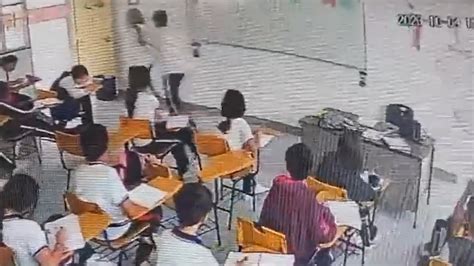 Video Incre Ble Alumno Apu Al A Su Maestra En Pleno Sal N De