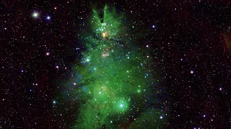 Un Albero Di Natale Spaziale Guarda La Foto Dell Ammasso Stellare Ngc