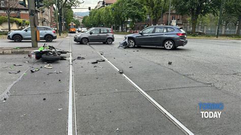 Incidente In Corso Ferraris Angolo Corso Einaudi Scontro Tra Auto E