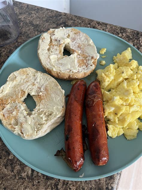 Simple Breakfast Of Scrambled Eggs Yeah Lingui A And A Bagel