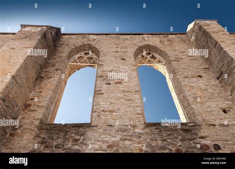 Paredes con ventanas góticas en ruinas del antiguo convento de San