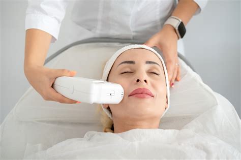 Foto De Woman Getting Laser Facial Lifting Therapy In Beauty Salon E