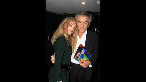 Bernard Henri Lévy et Arielle Dombasle Piscine jardin exotique