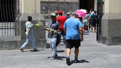 Fieles Recorrieron Las 7 Iglesias Por Jueves Santo Bajo El Intenso Sol En El Centro De Lima