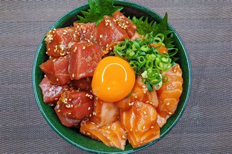 贅沢気分を味わいたいときにもぴったりそうサーモンandマグロを使った「漬け丼」レシピ 話題の画像プラス