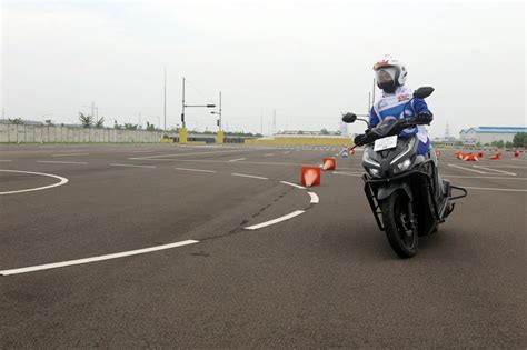 FOTO Pelatihan Aman Berkendara Di AHM Safety Riding Training Center