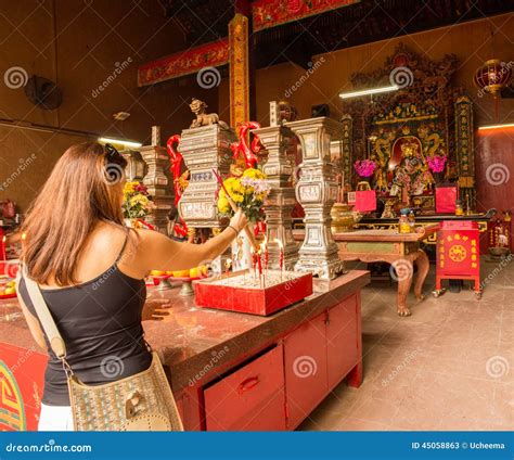 祈祷在佛教寺庙的妇女 编辑类库存照片 图片 包括有 香火 祈祷 宗教信仰 仪式 寺庙 宗教 祷告 45058863