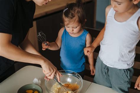 M Re Avec Sa Fille Et Son Fils Pr Parant Des Cupcakes Avec Des